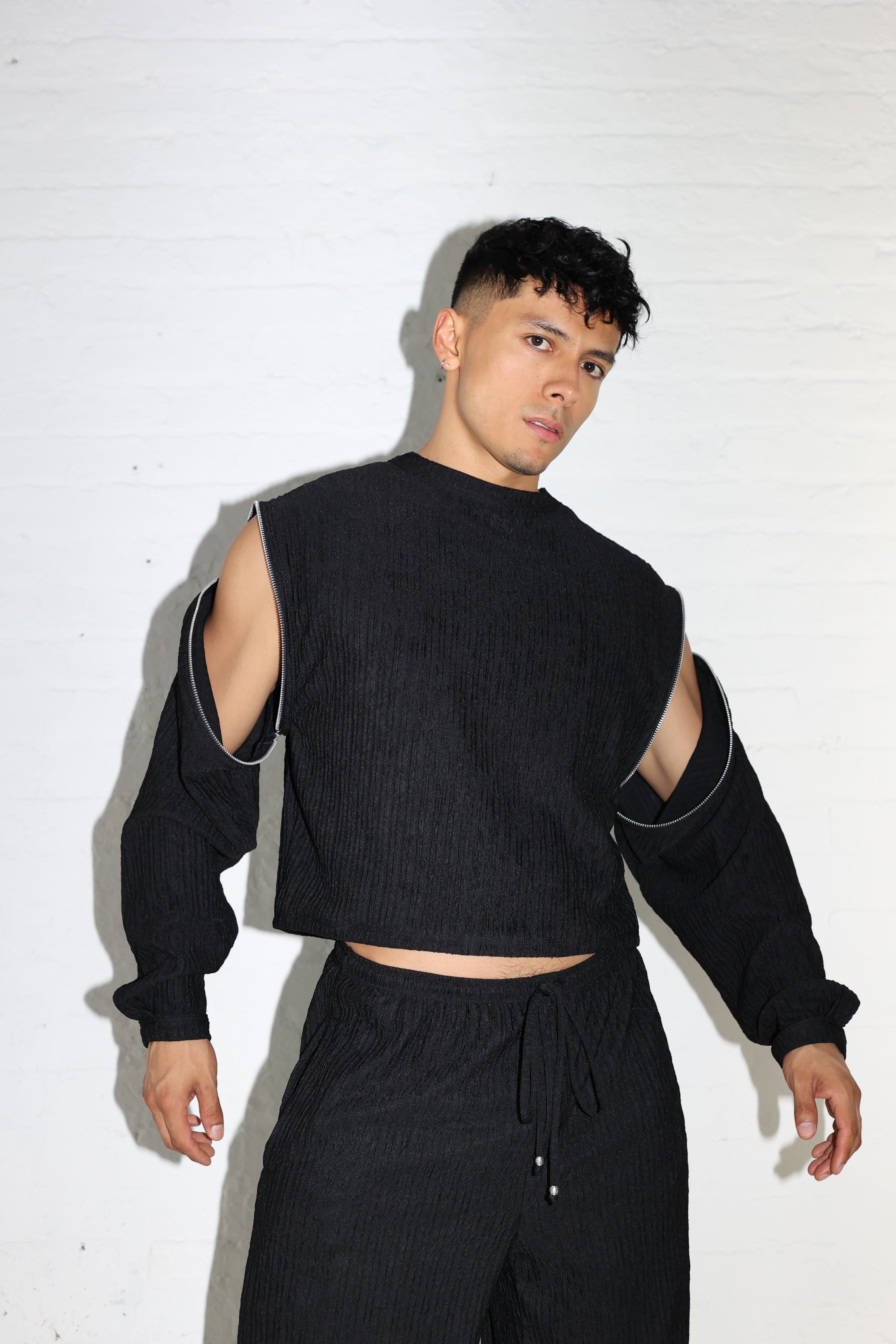 BLACK PLISSÉ SWEATER