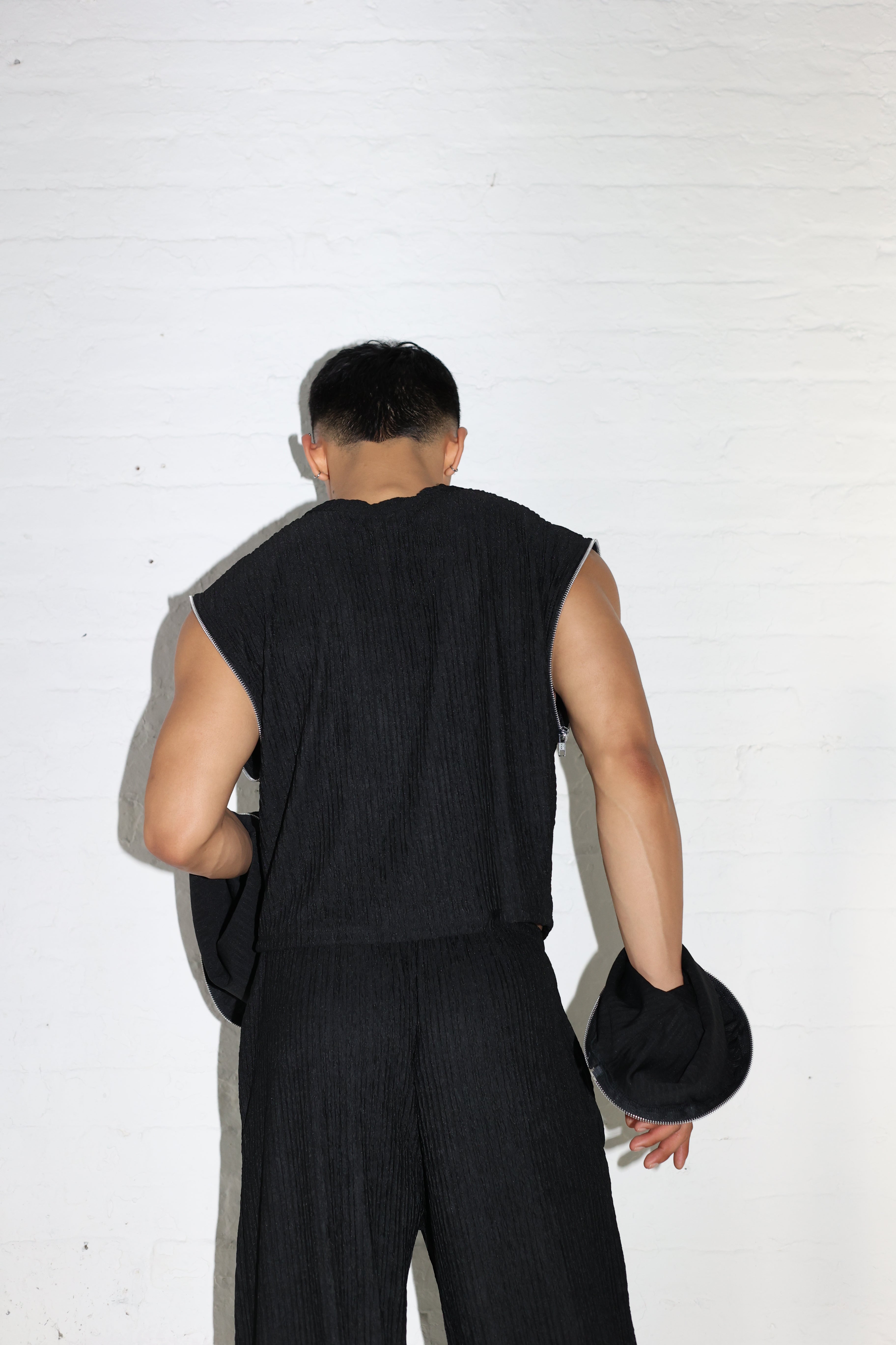 BLACK PLISSE SWEATER