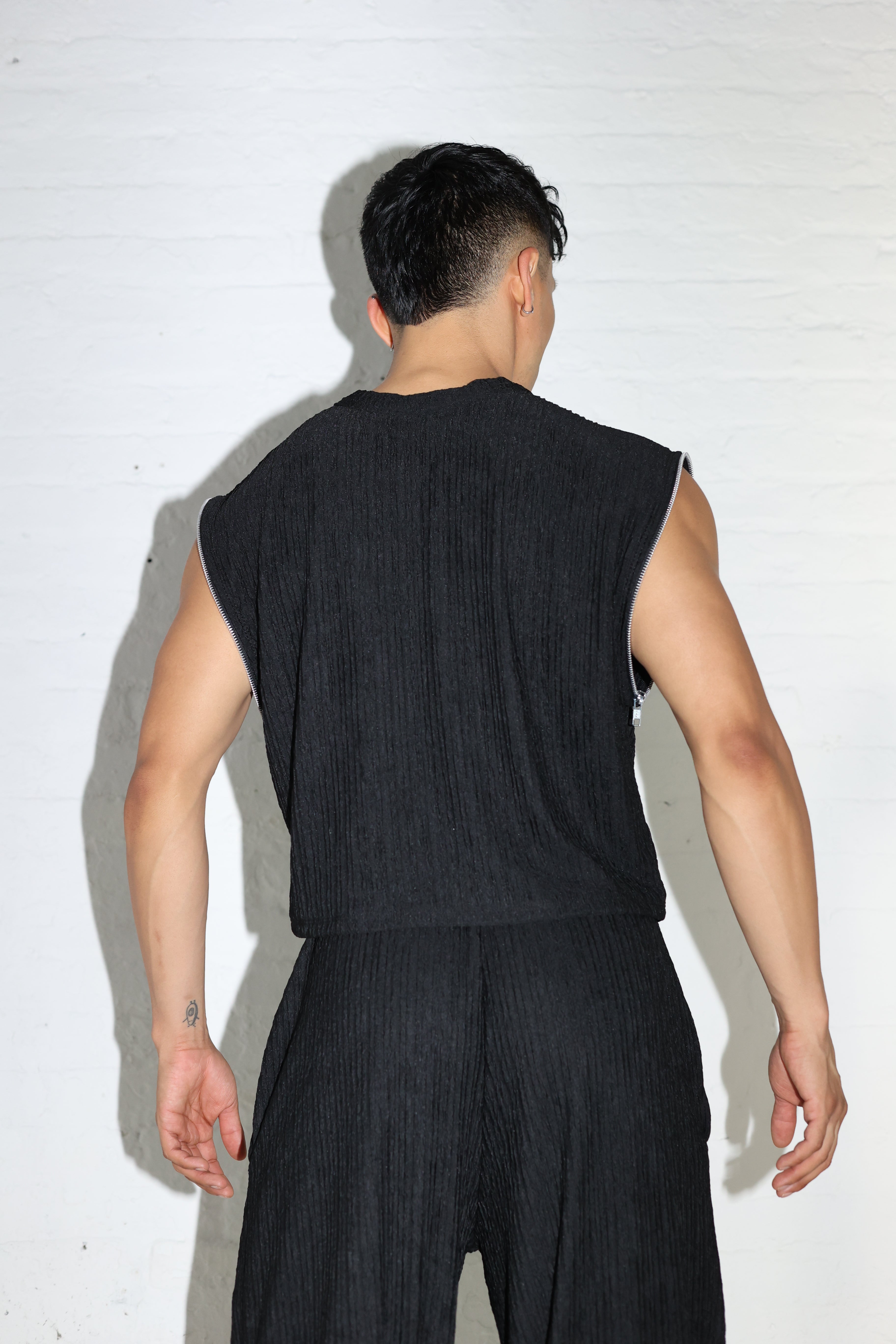 BLACK PLISSÉ SWEATER