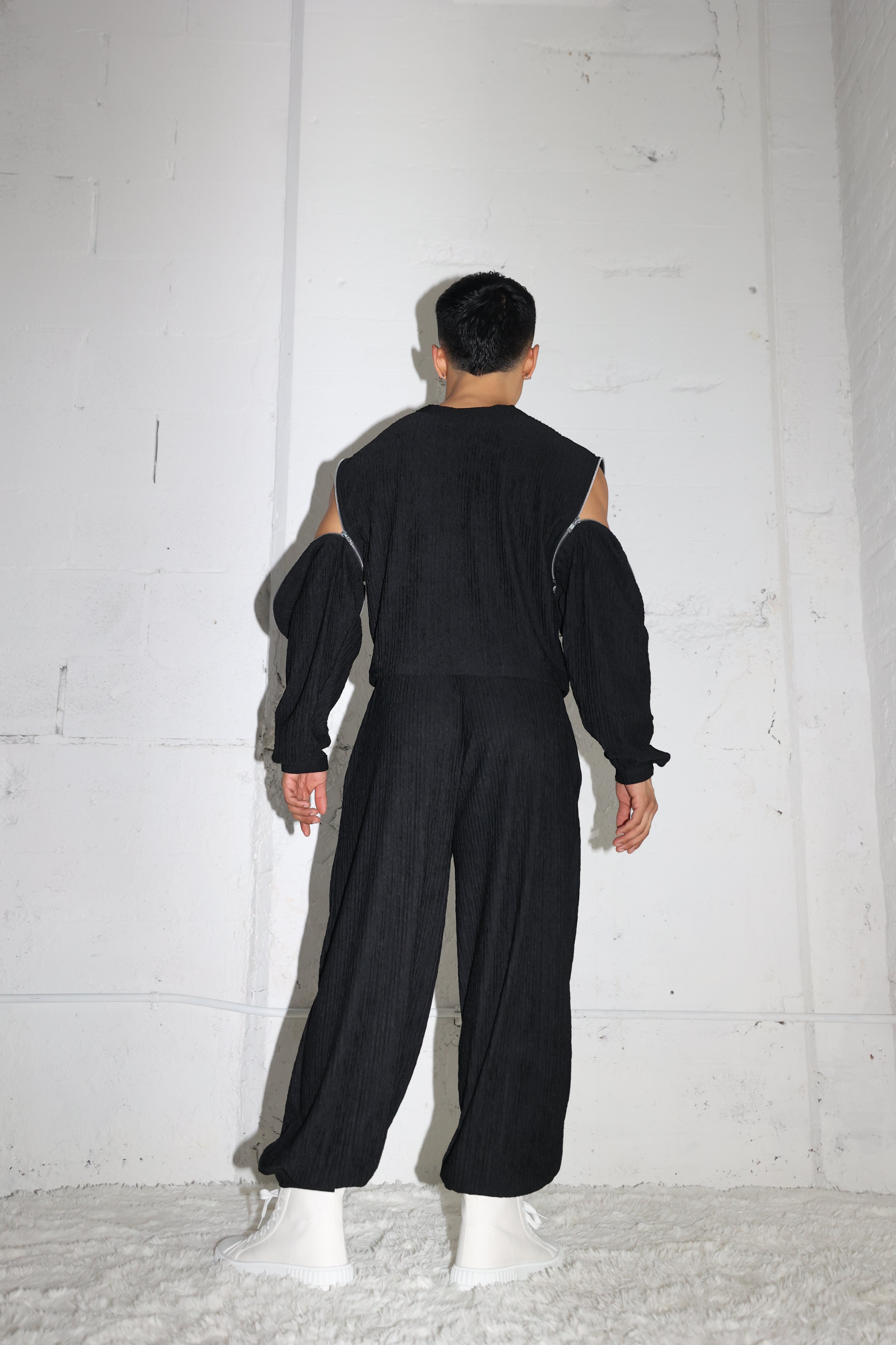 BLACK PLISSÉ SWEATER