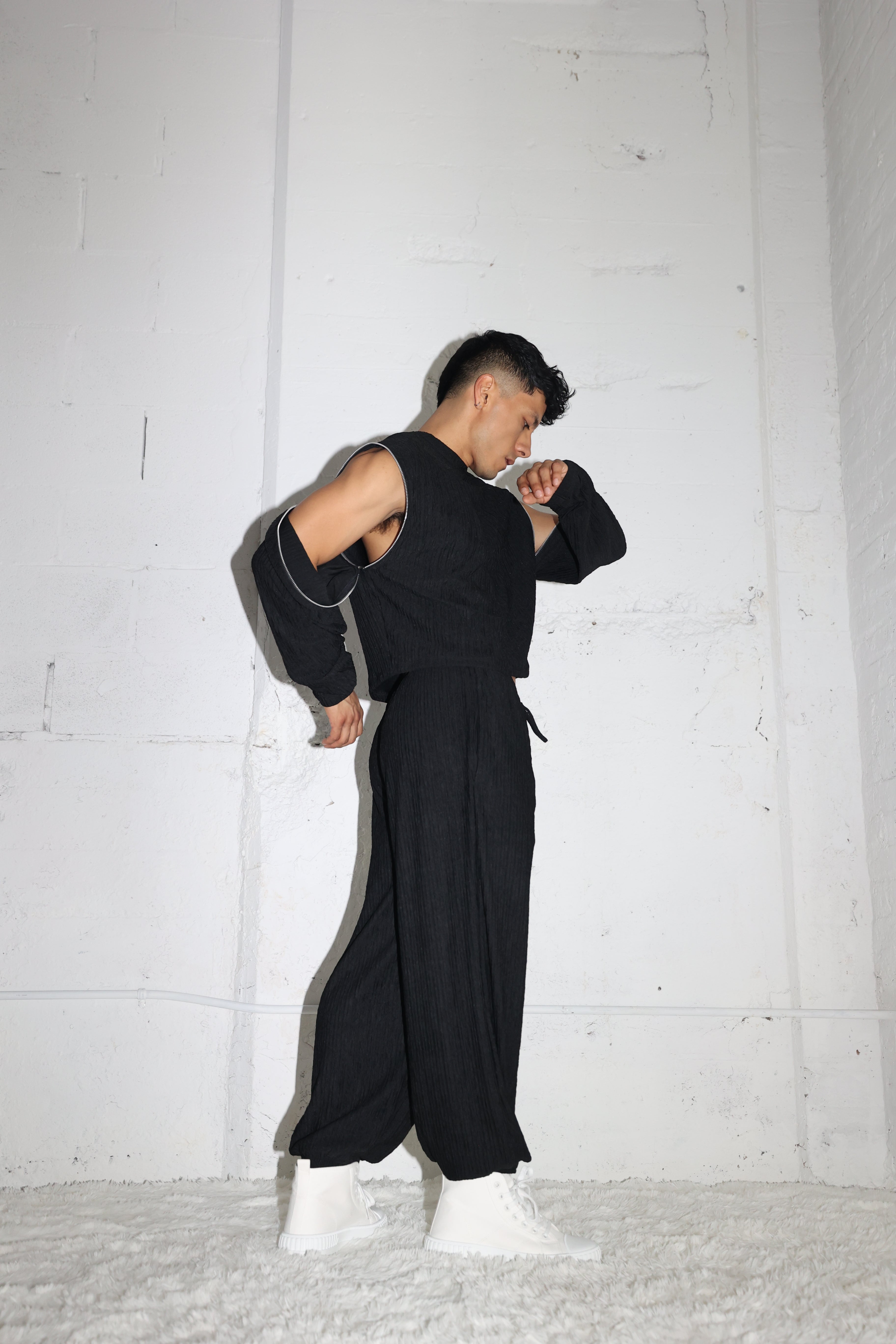 BLACK PLISSE PANTS