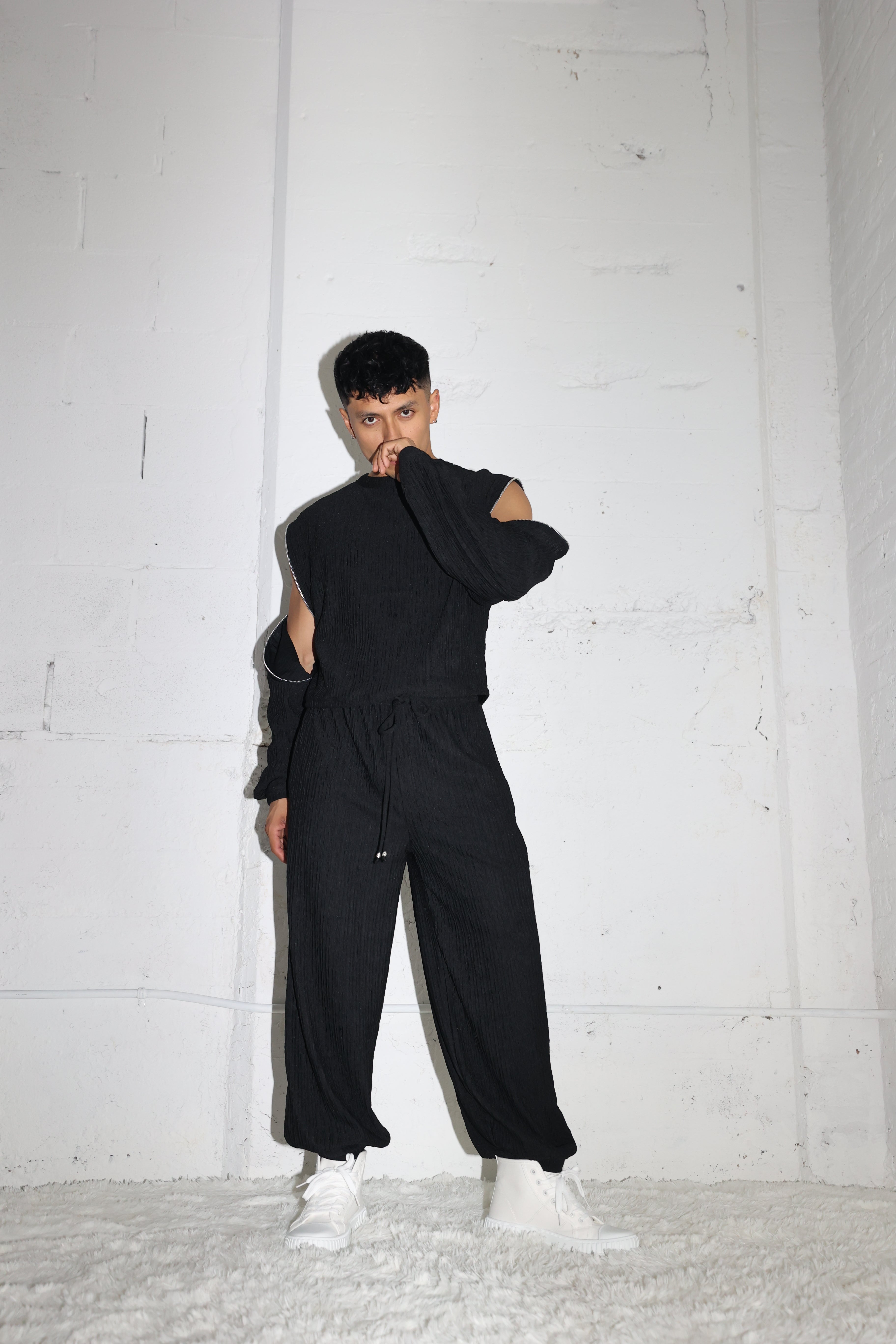 BLACK PLISSE PANTS