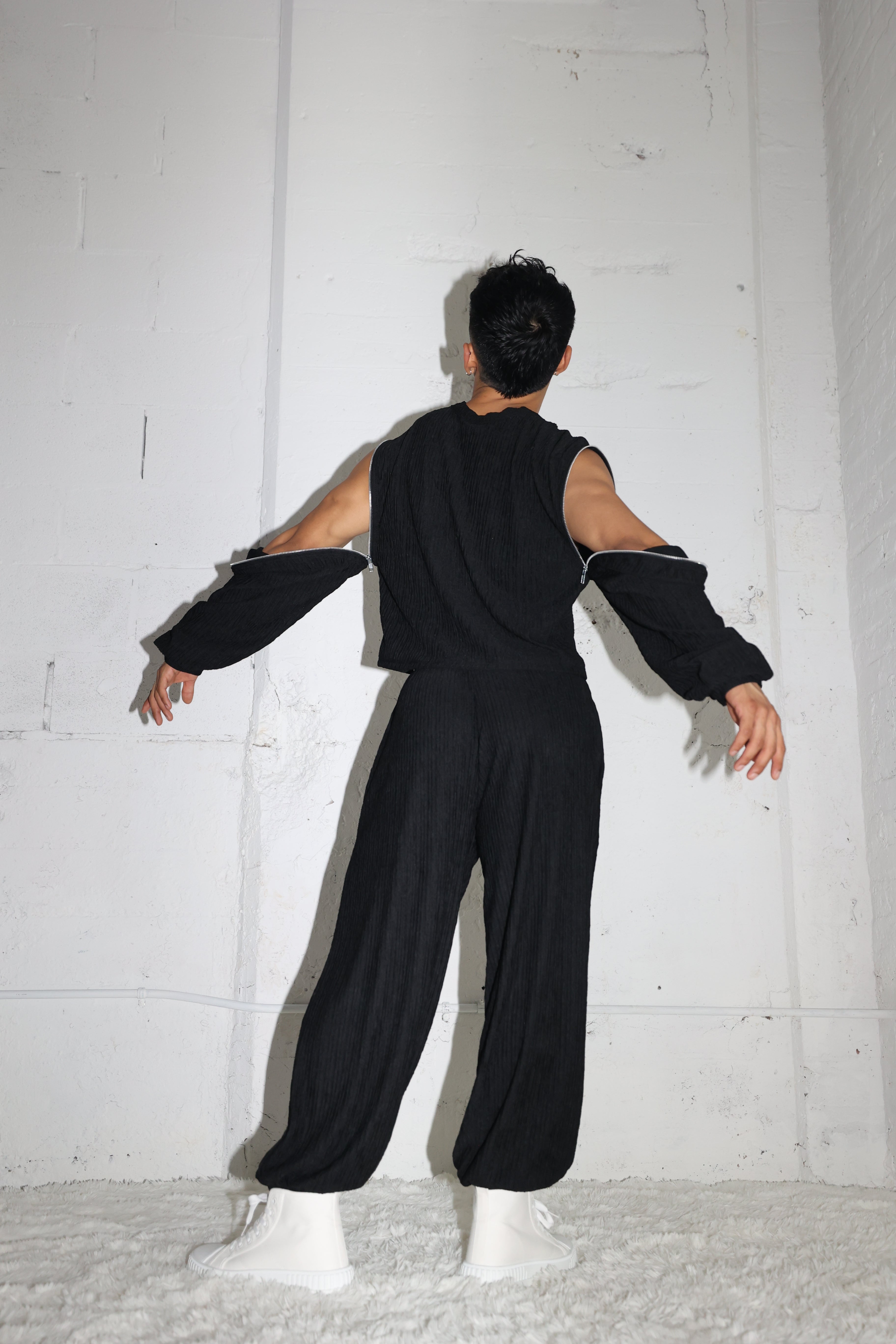 BLACK PLISSE PANTS