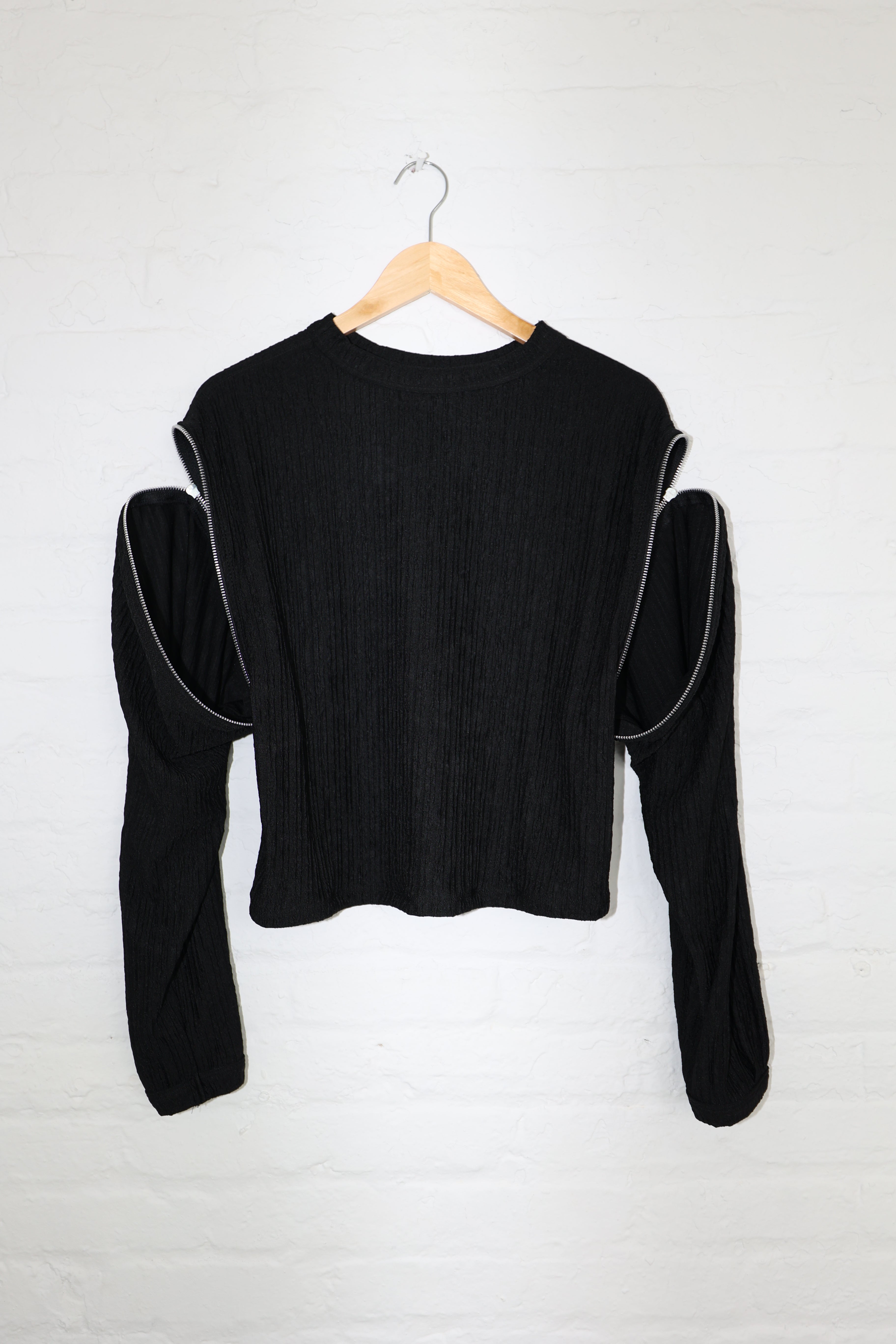 BLACK PLISSE SWEATER