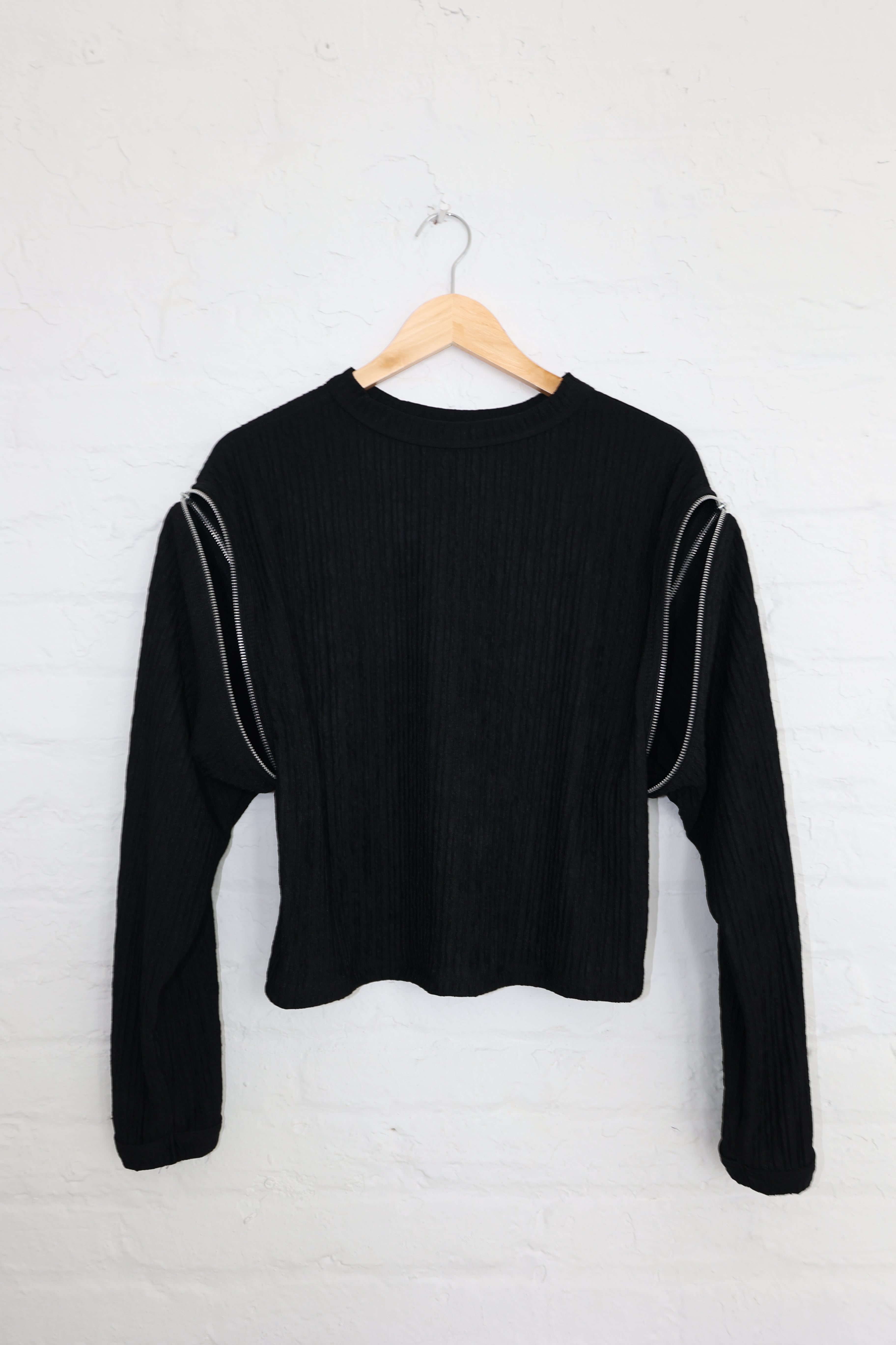 BLACK PLISSE SWEATER
