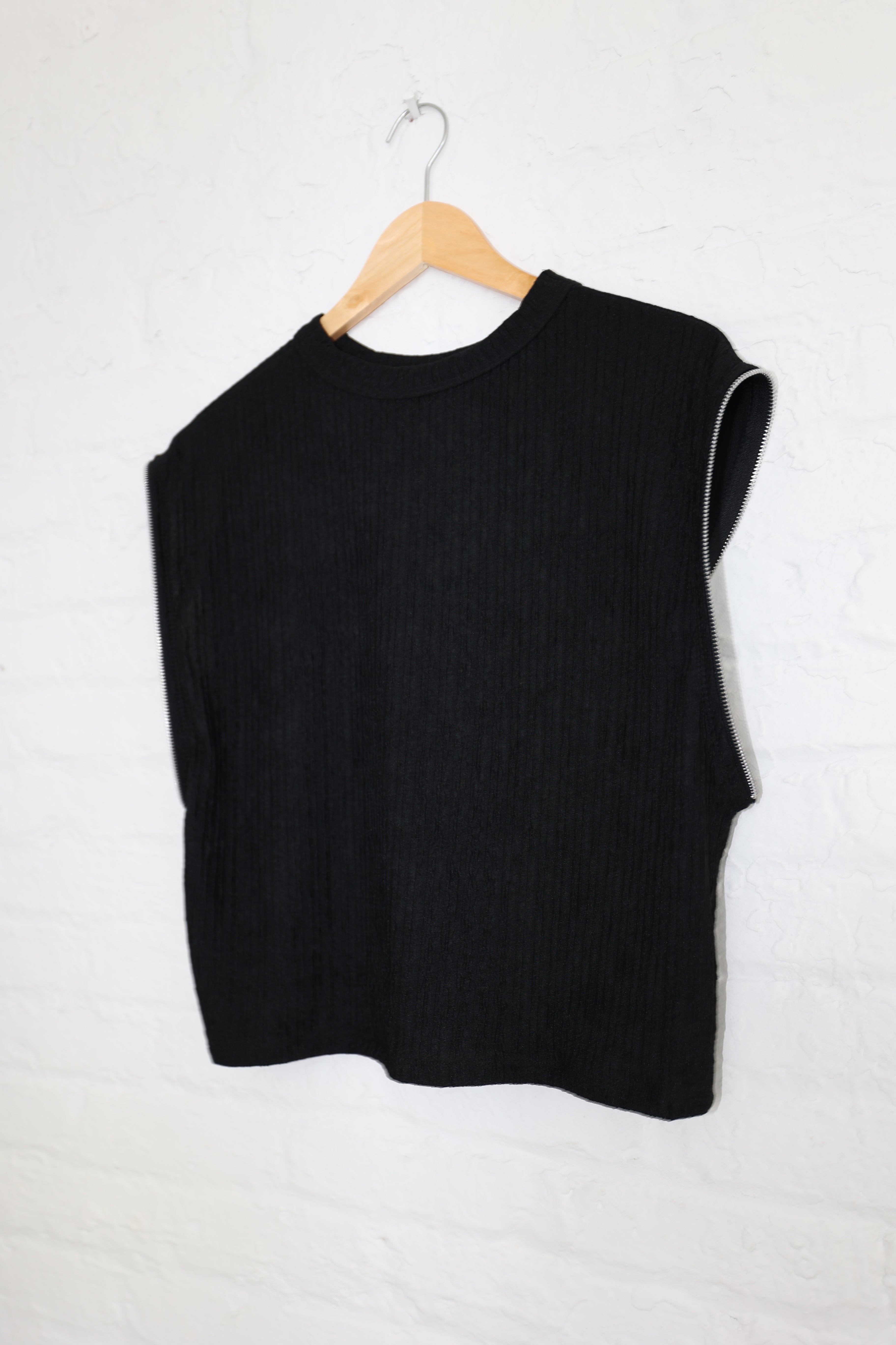 BLACK PLISSE SWEATER
