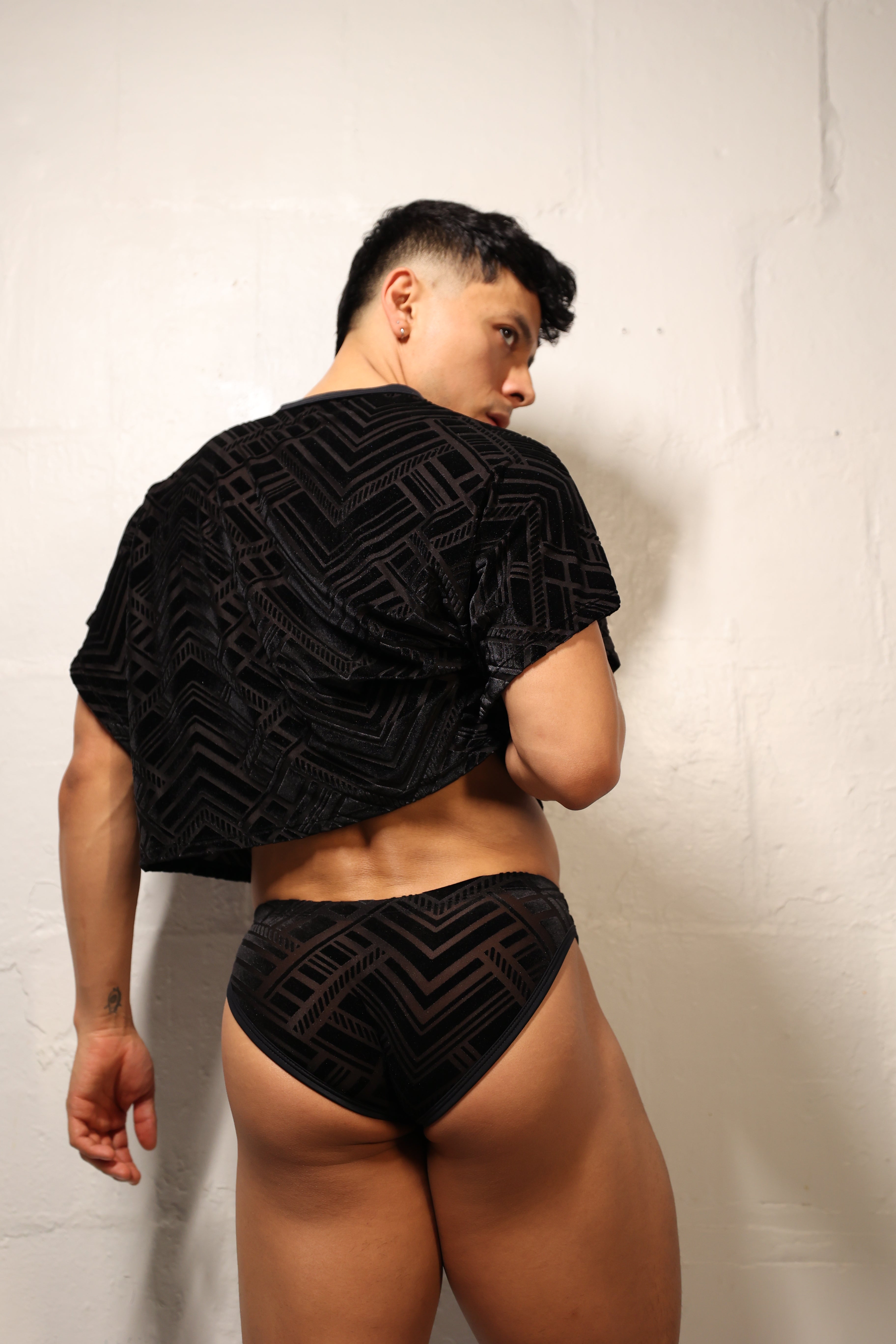 GEOMETRIC BLACK CROP TOP