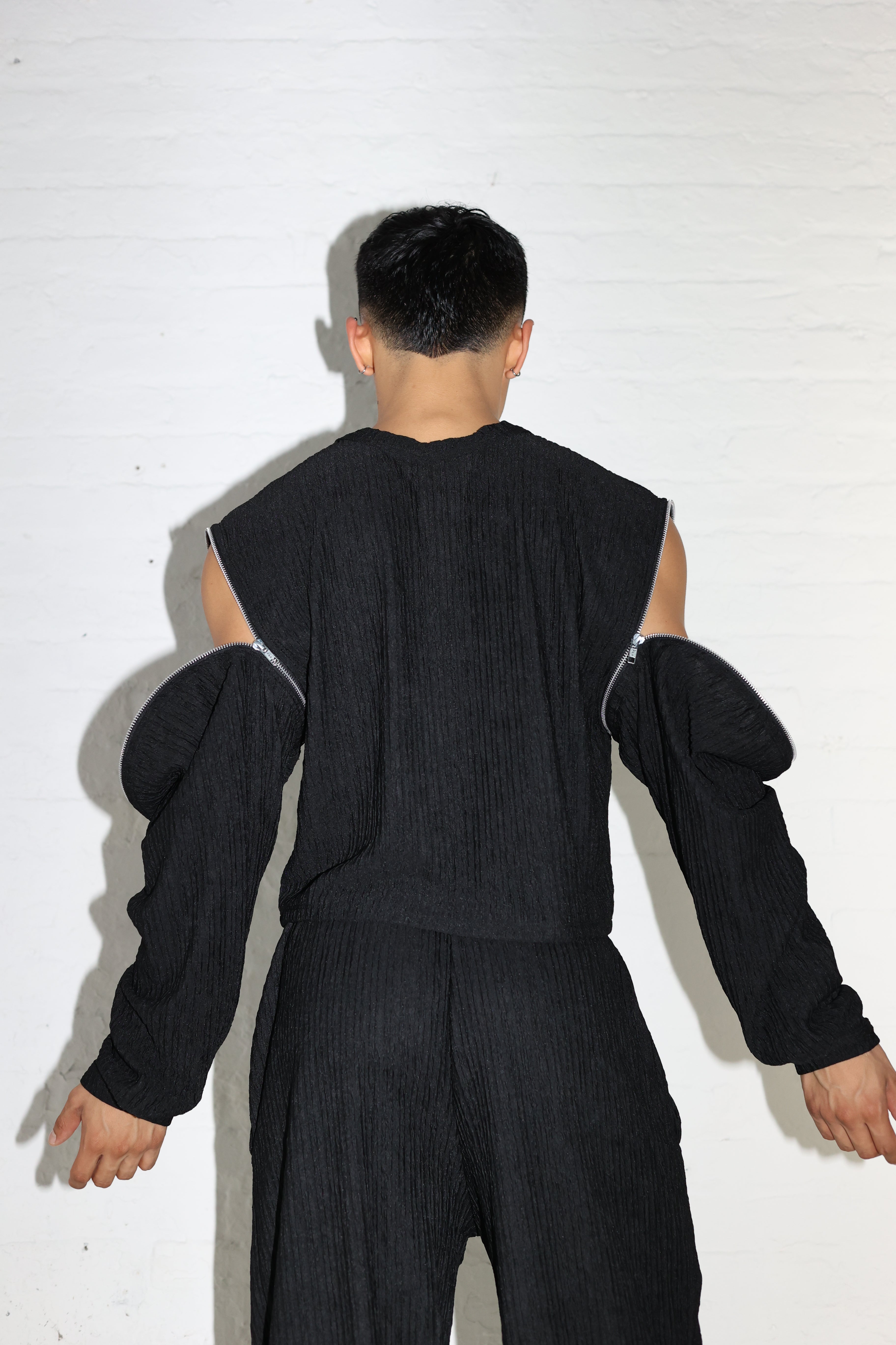 BLACK PLISSE SWEATER
