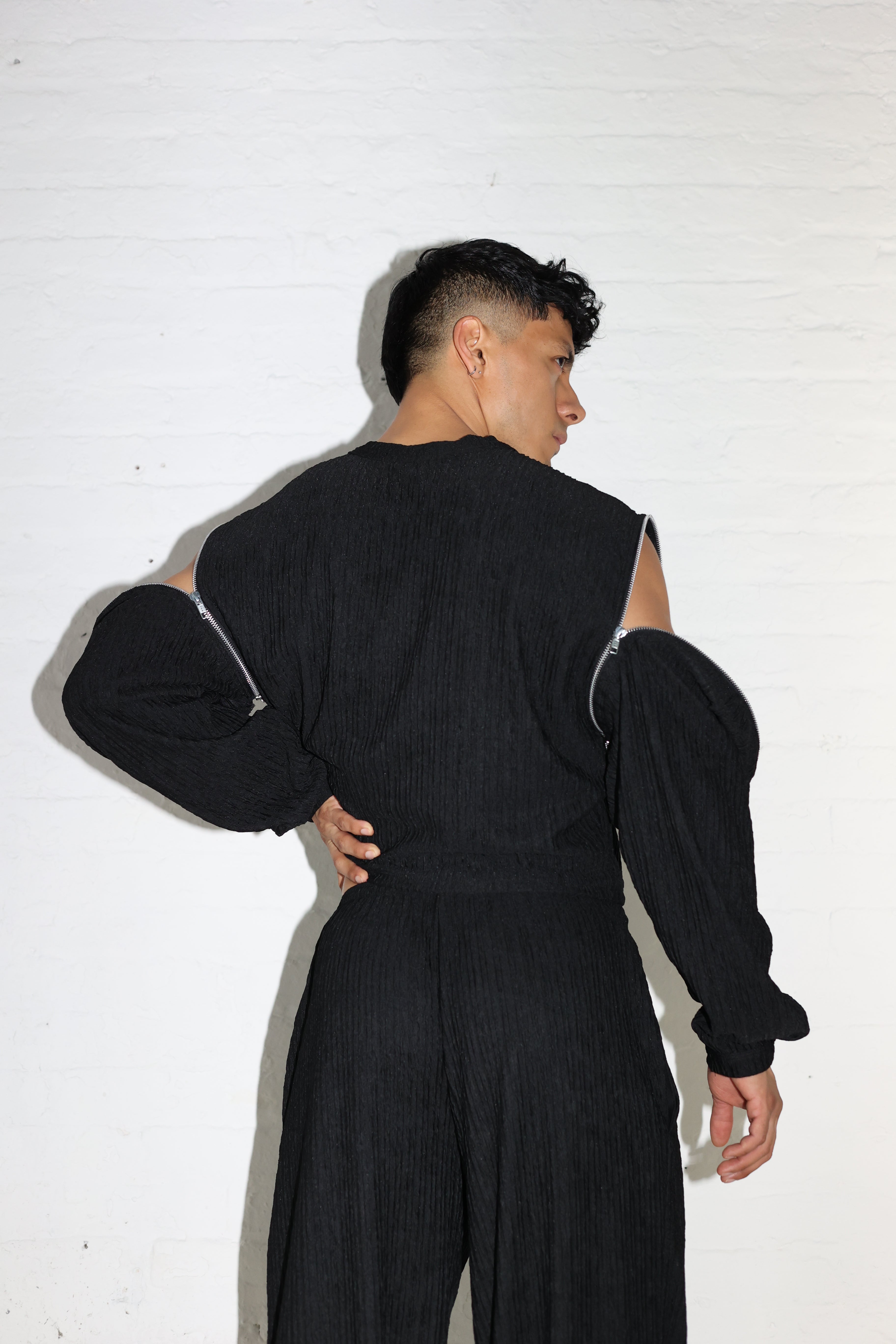 BLACK PLISSE SWEATER