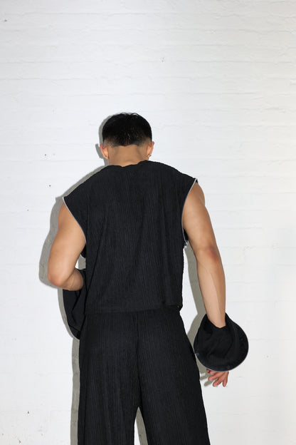 BLACK PLISSE SWEATER