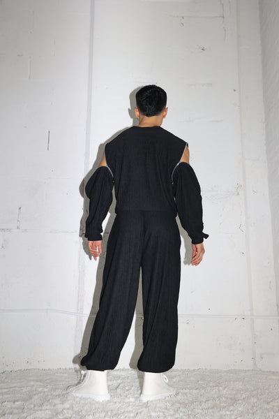 BLACK PLISSÉ SWEATER