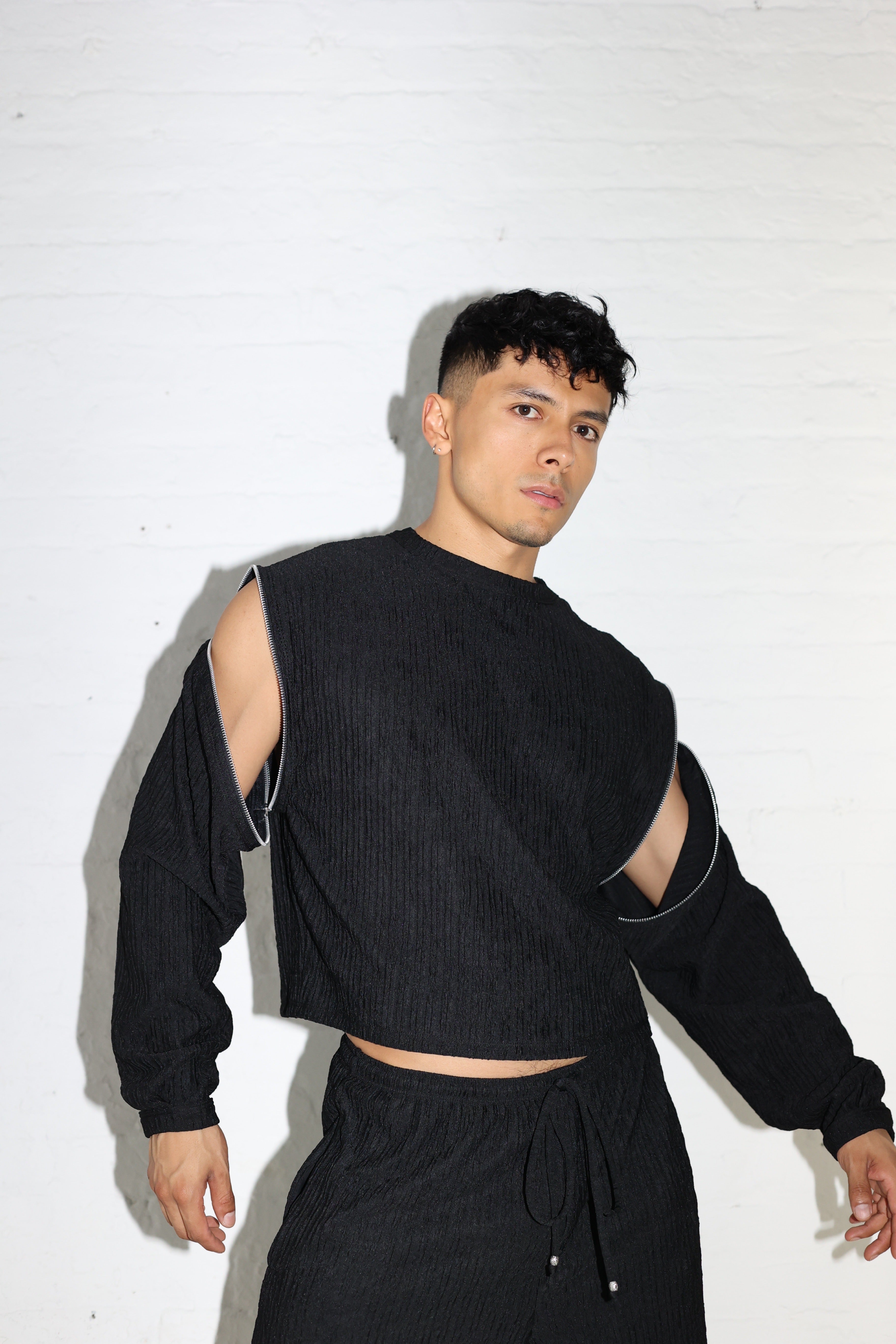 BLACK PLISSE SWEATER