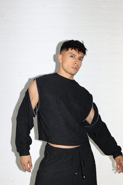 BLACK PLISSÉ SWEATER
