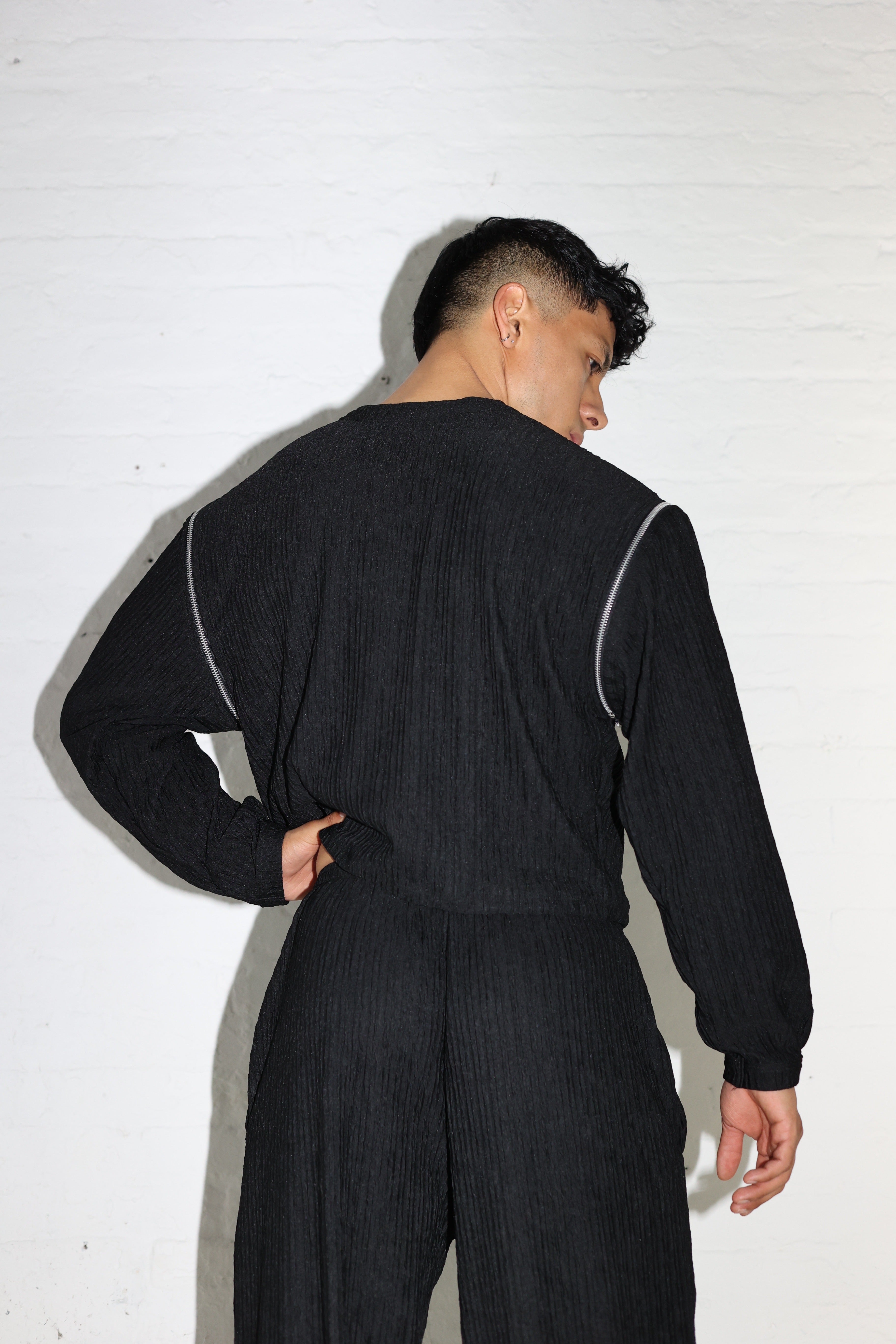 BLACK PLISSE SWEATER