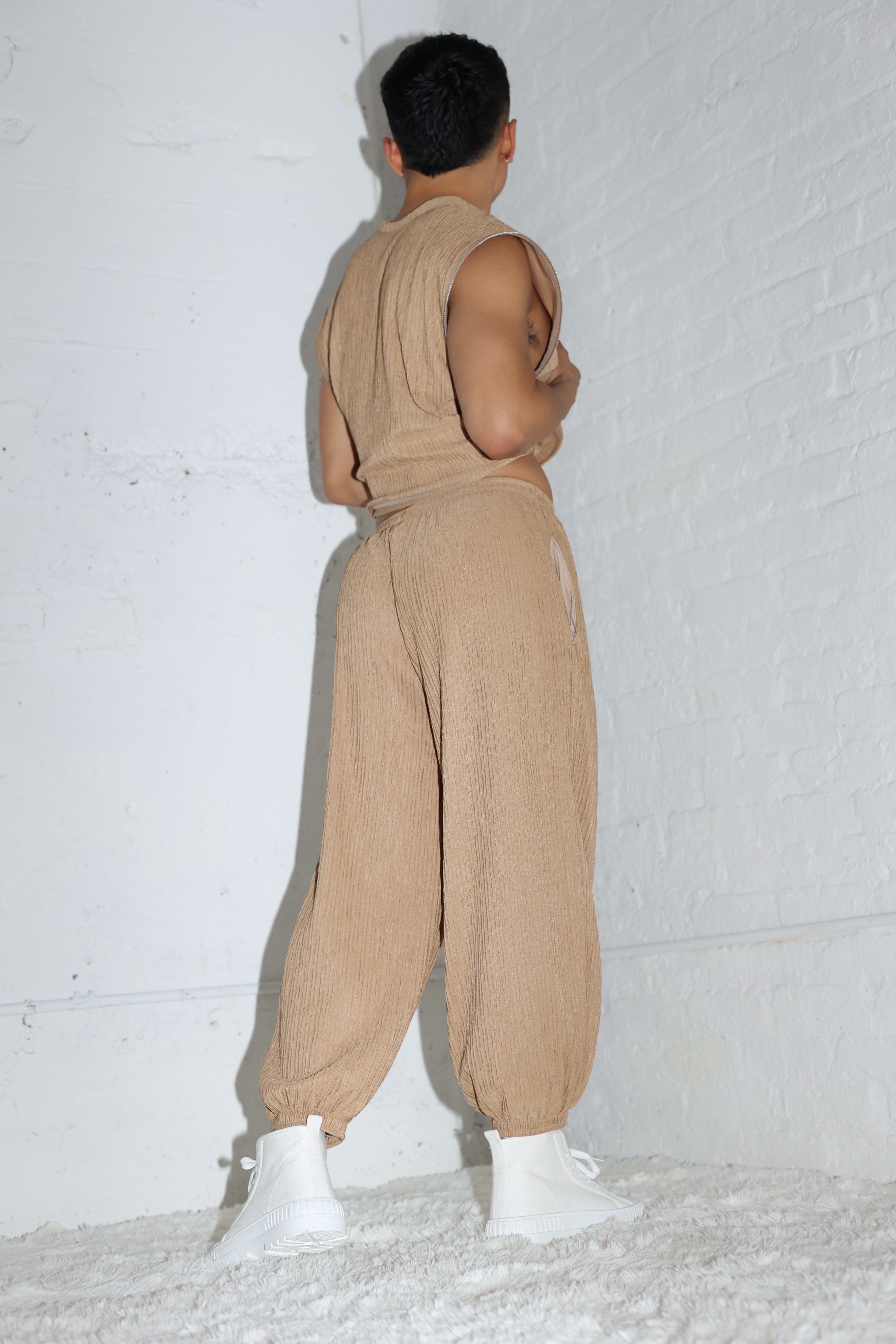 NATURAL PLISSE PANTS
