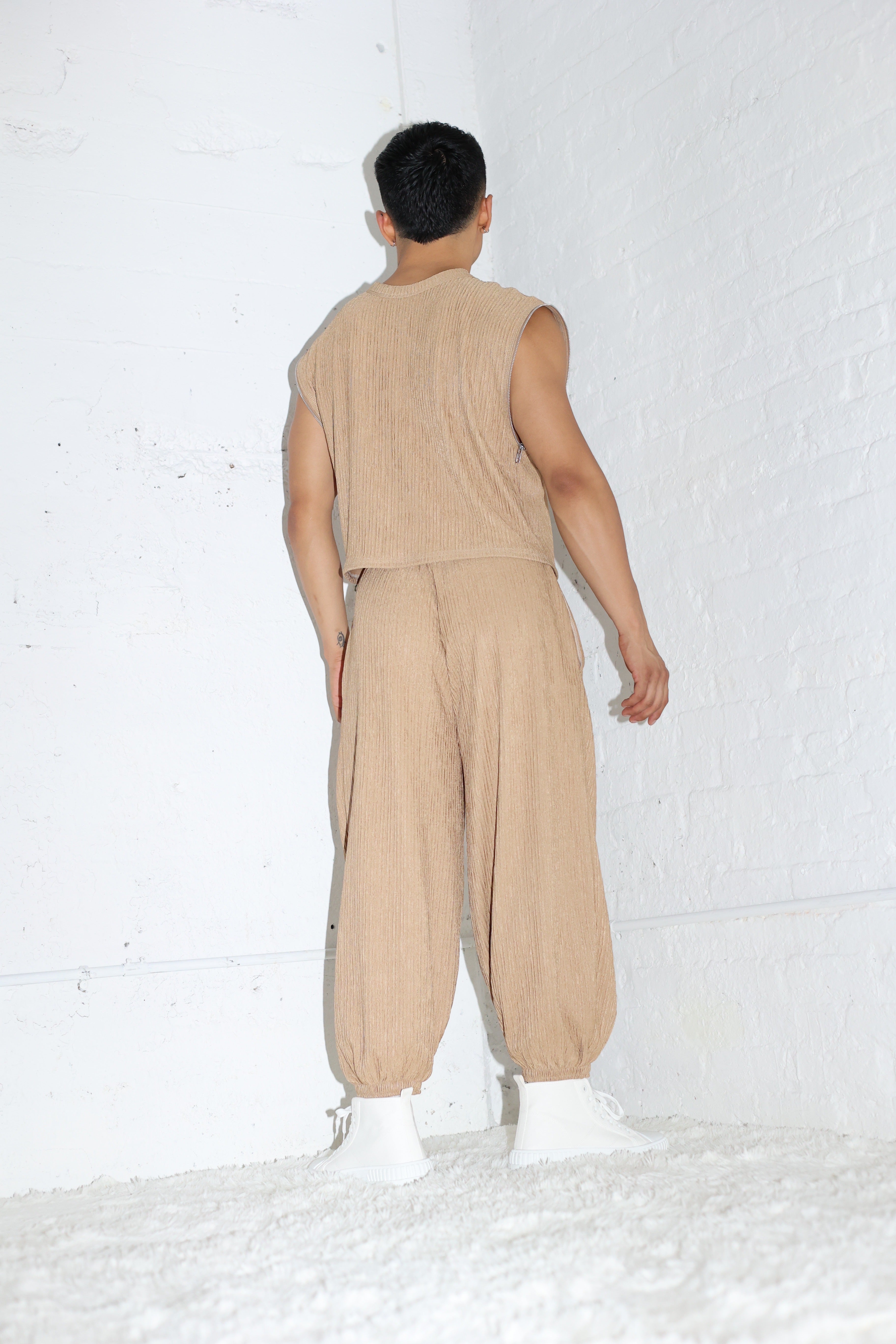 NATURAL PLISSE PANTS